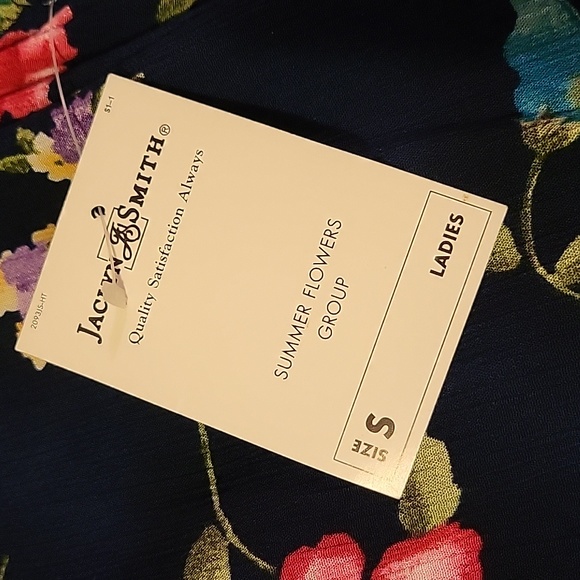 NWT: Jaclyn Smith Floral Keyhole Neck Shirt - Picture 8 of 9